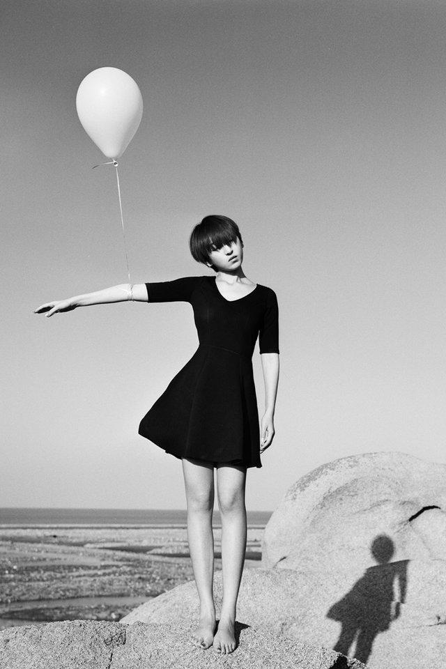 短发美女黑白色写真