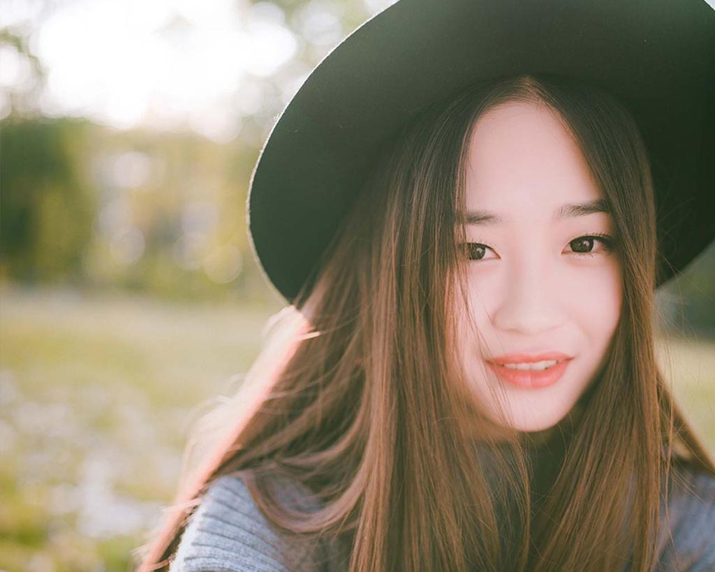 阳光气质美女户外写真