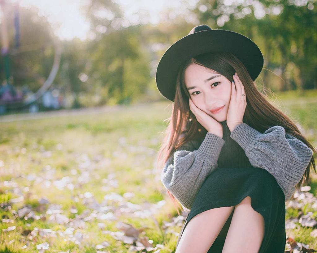 阳光气质美女户外写真