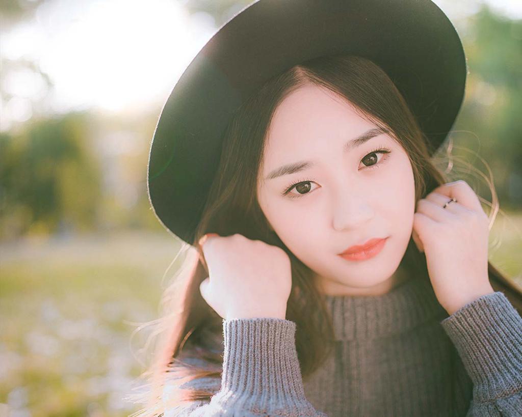 阳光气质美女户外写真