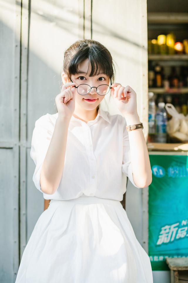 甜美白裙眼镜萌妹写真