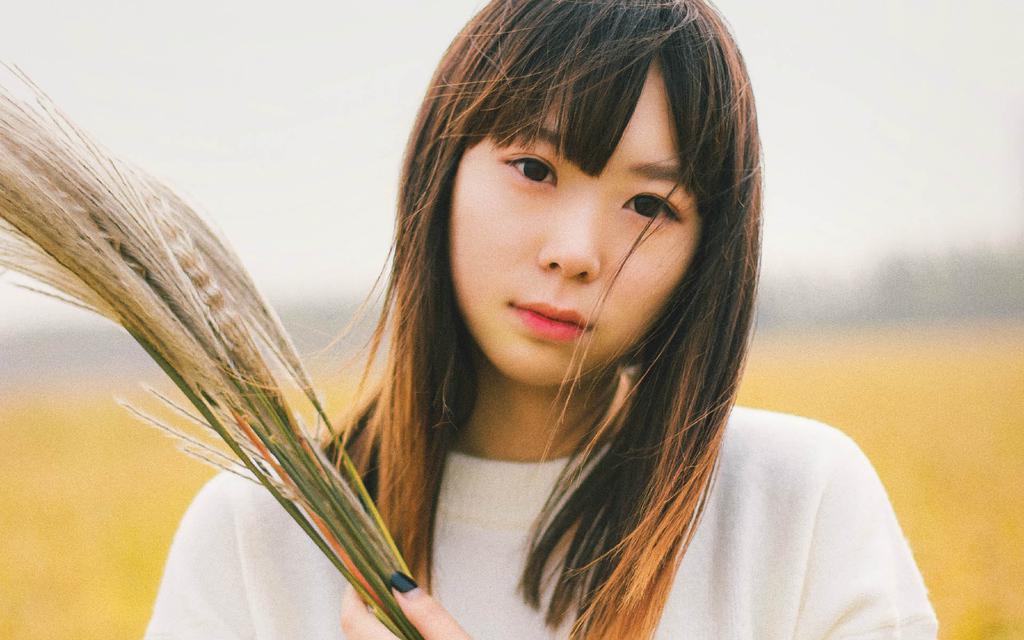 麦田里的她文艺味十足写真