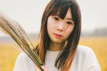 麦田里的她文艺味十足写真