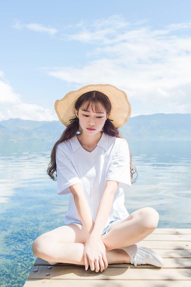 清新戴帽子女生