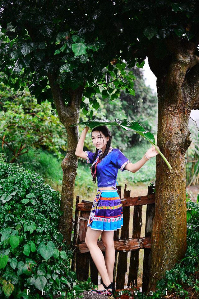 少数民族装少女雨中写真