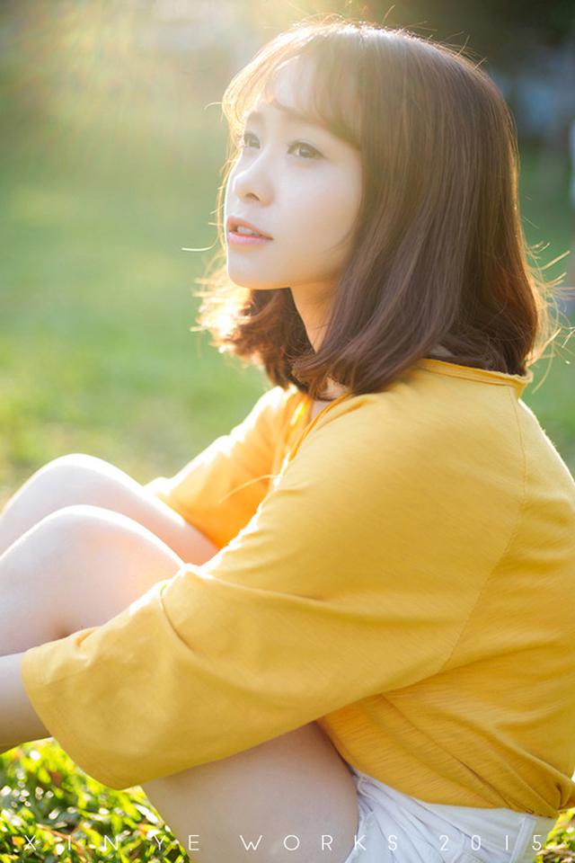 短发美女逆光图片