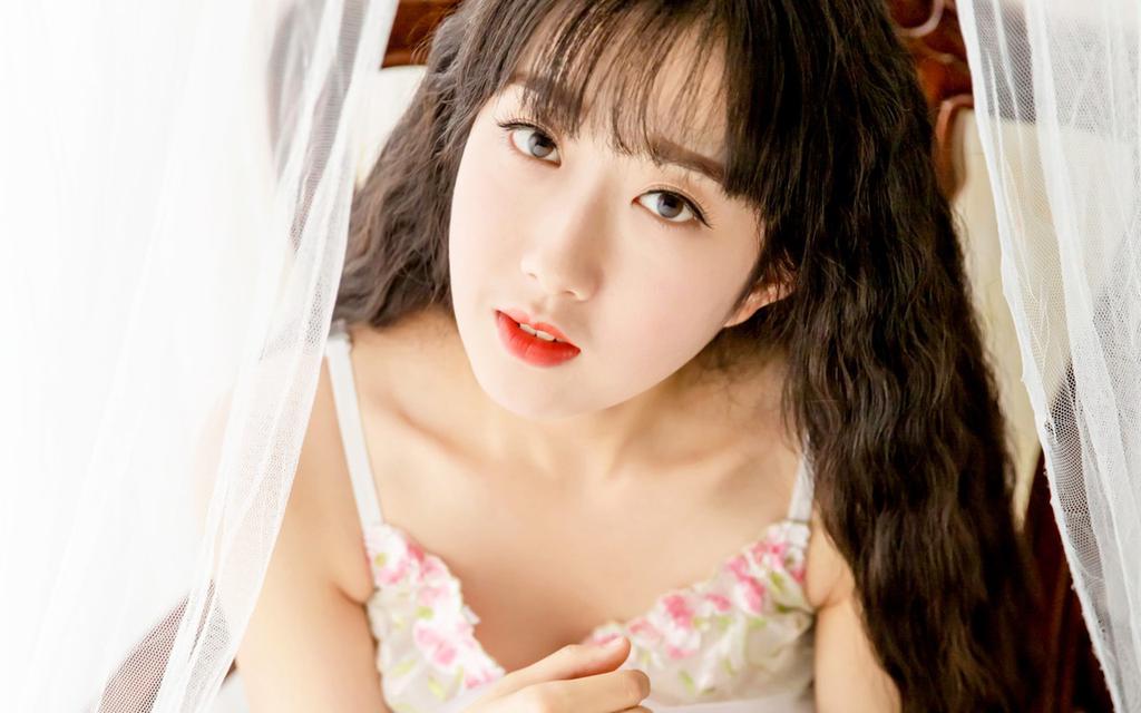 日系养眼美女室内写真