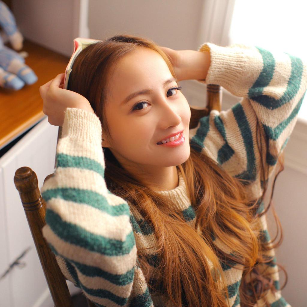 日系养眼美女室内写真