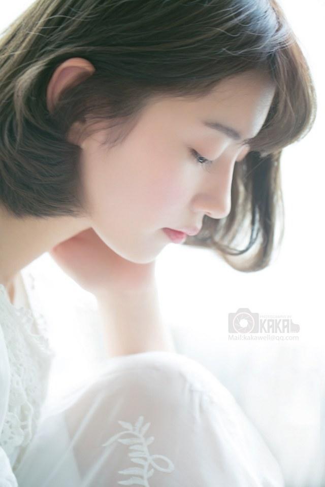 短发美女唯美室内写真