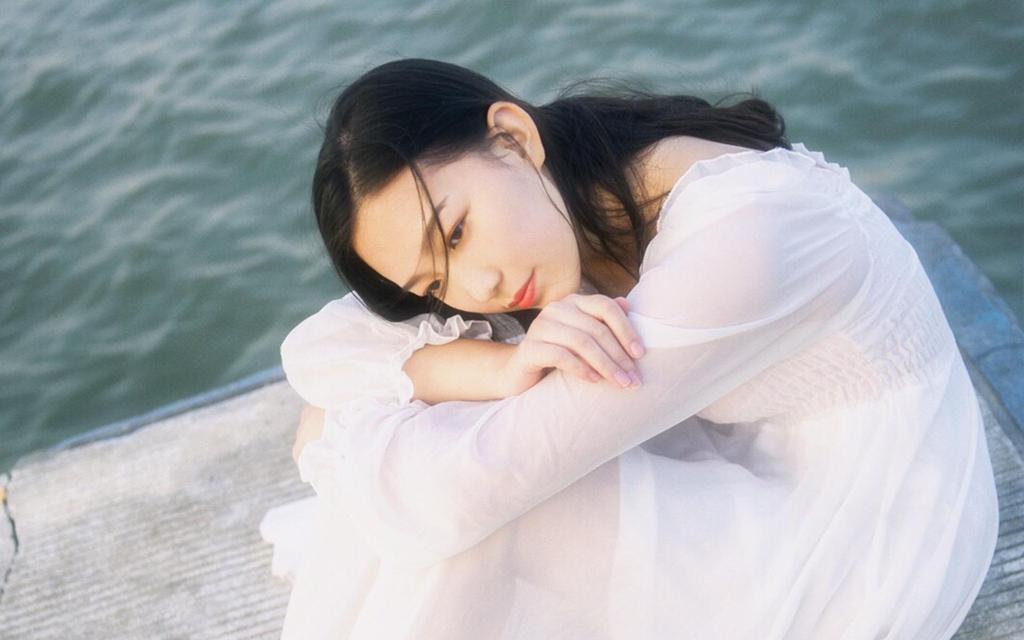 长裙女神海边文艺写真