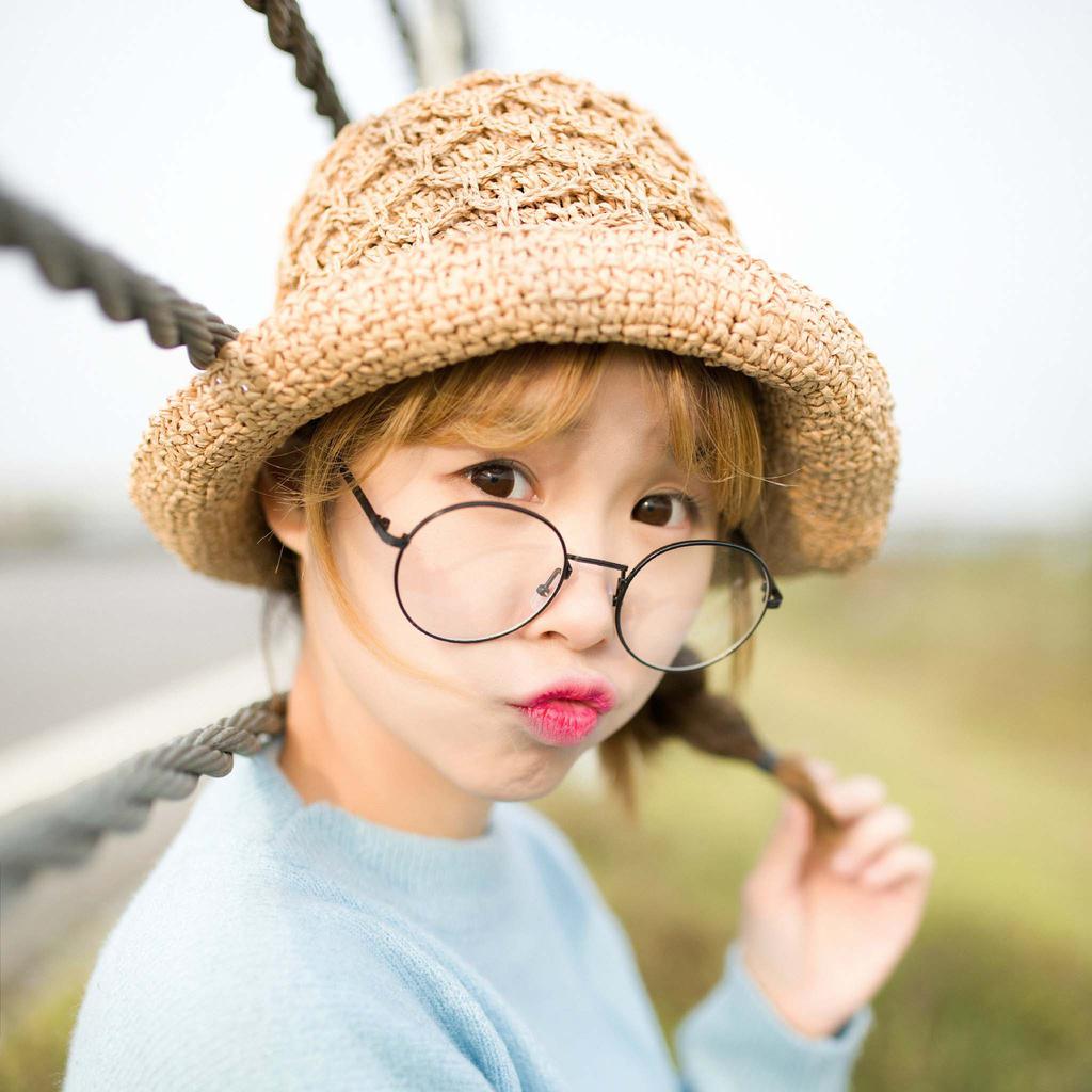 俏皮美女户外写真