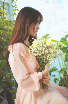 捧着鲜花的美女-1