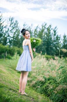 吊带少女户外迷人写真