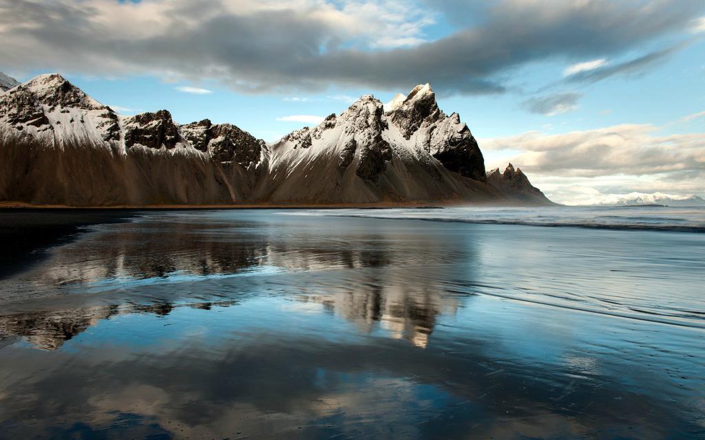 蔚蓝海洋风景电脑壁纸,地球上百分之七十都是海水,蔚蓝色的海水展现出