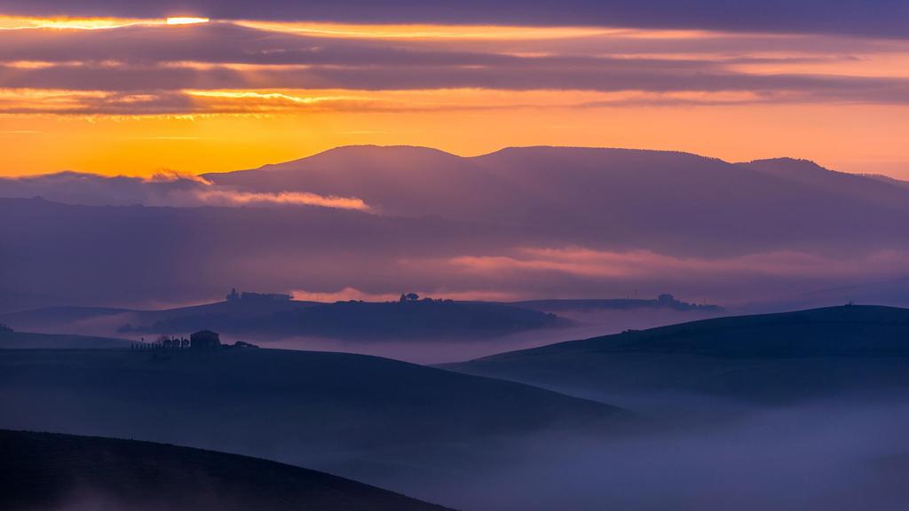 云雾缭绕自然景色