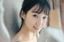 白衬衫美女文艺室内写真