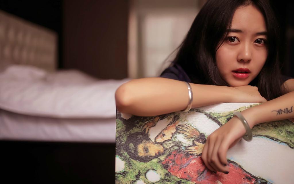 长发美女室内文艺写真