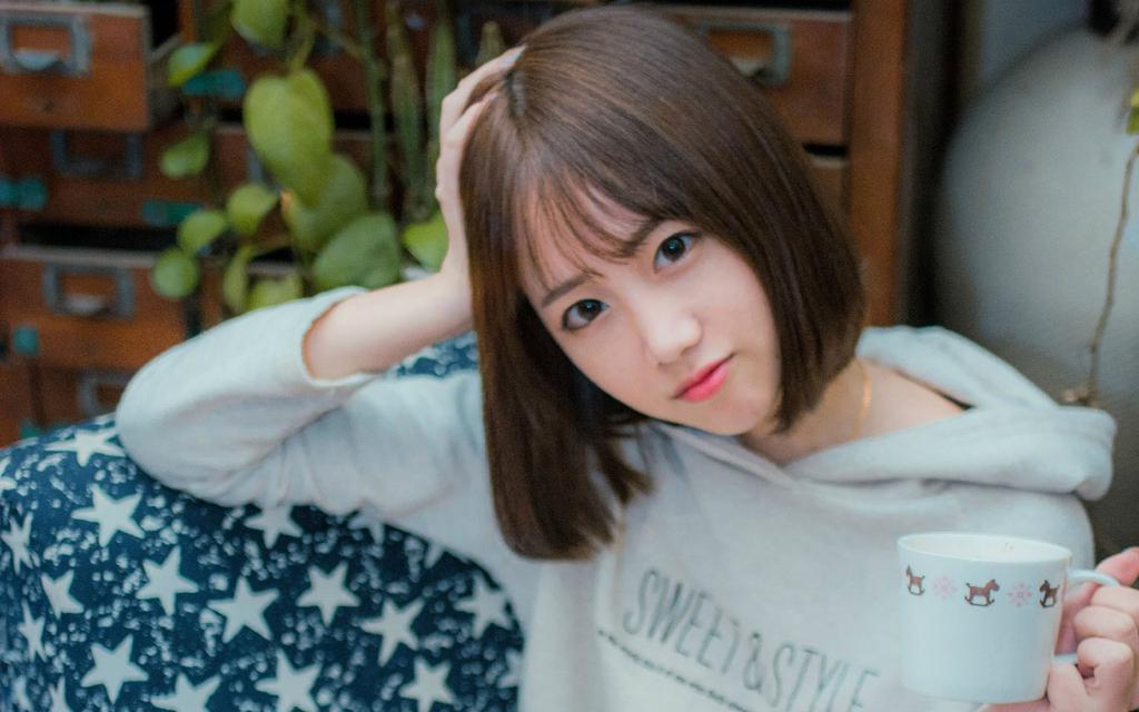 短发美女初秋写真