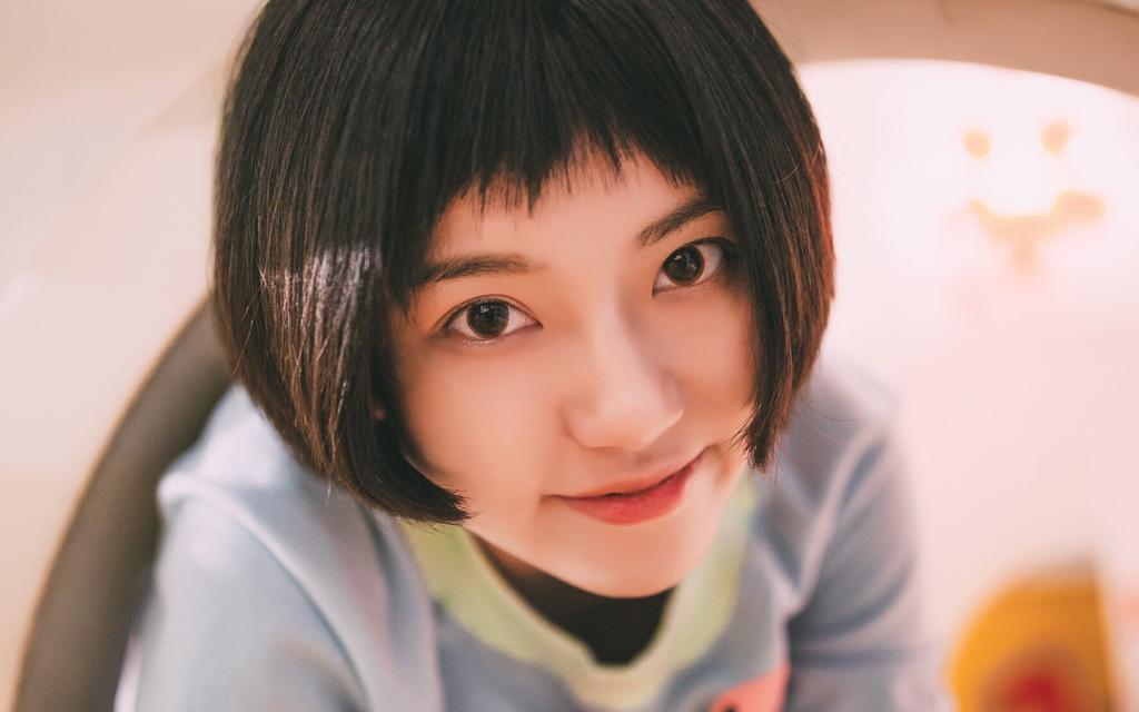短发森系美女童趣写真