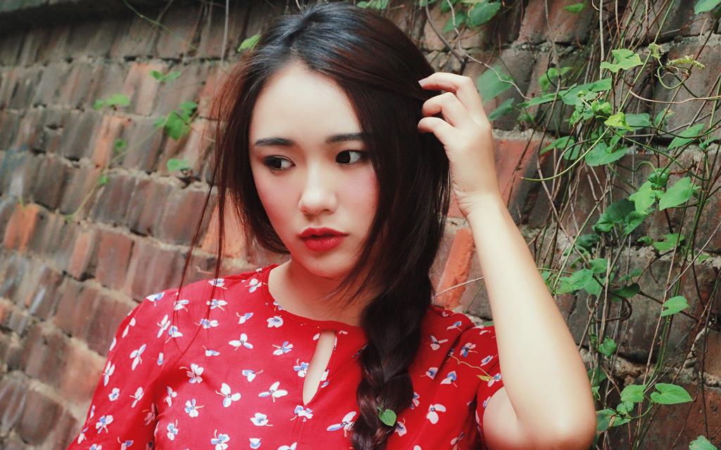 复古小美女红色连体裤写真