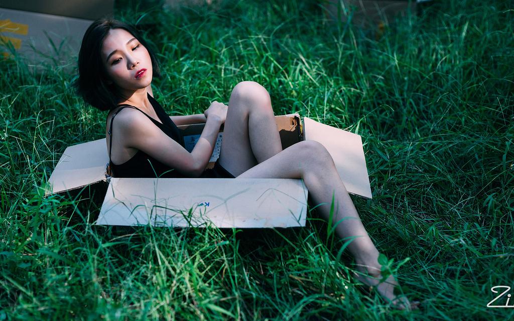 短发美女户外意境美写真