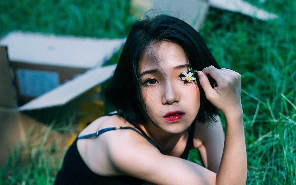 短发美女户外意境美写真