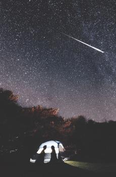 璀璨星空下露营-1