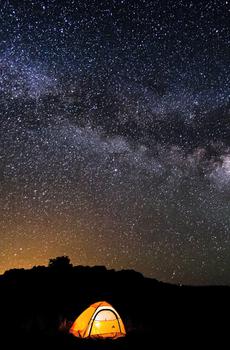 璀璨星空下露营-2