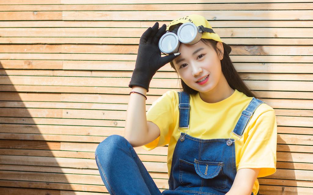 可爱背带裤少女小黄人造型