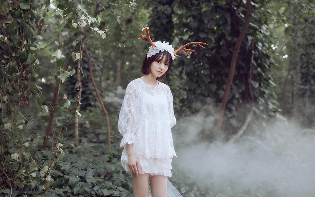 可爱软妹子丛林梦幻写真
