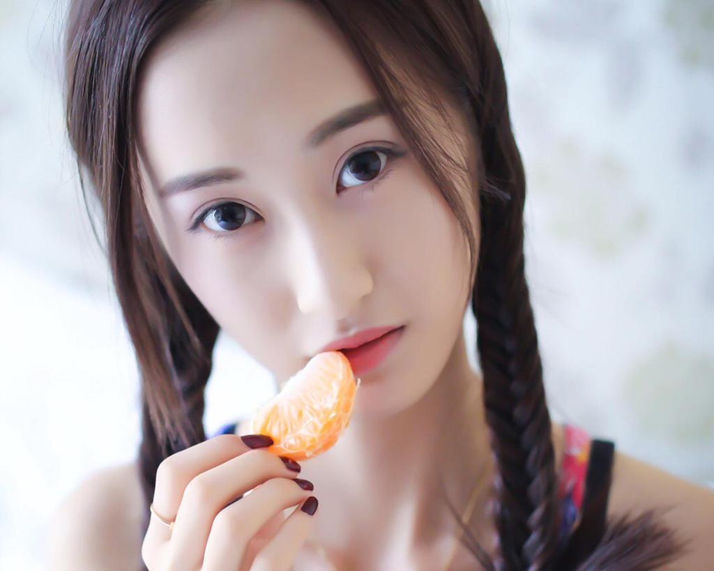 麻花辫小美女文艺风