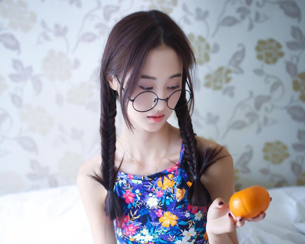 麻花辫小美女文艺风