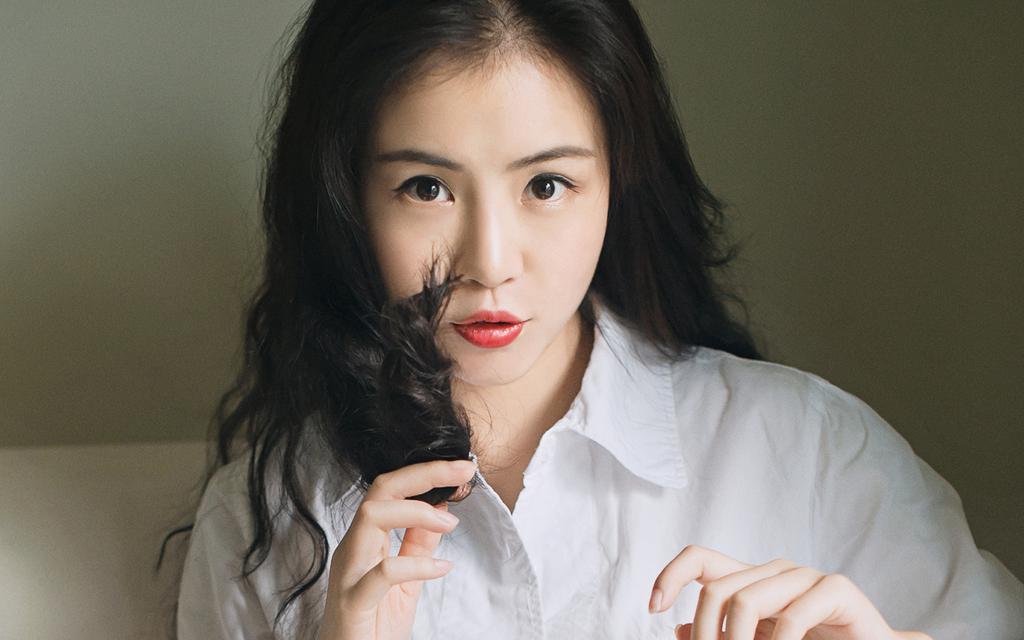 白衬衣大眼美女家居写真