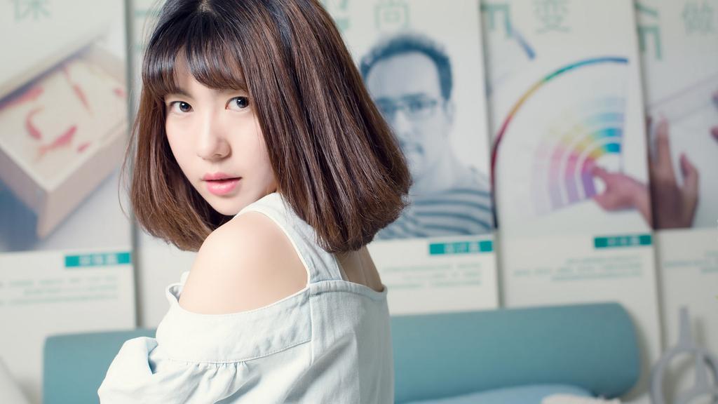 白嫩美女清新家居写真