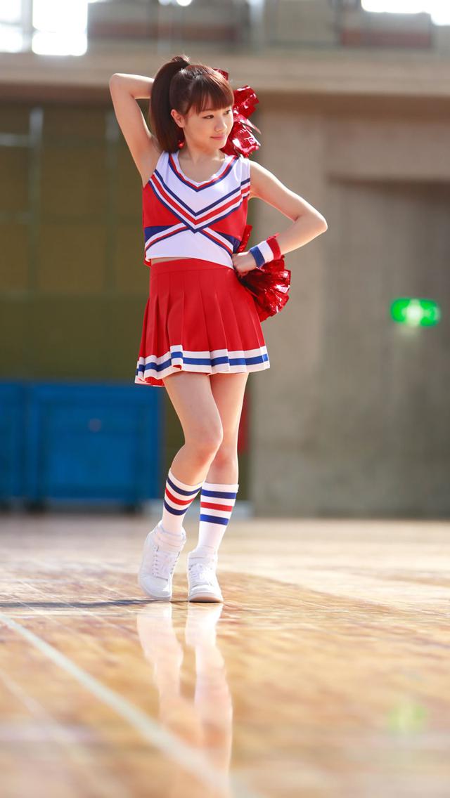 女生穿着啦啦队服装