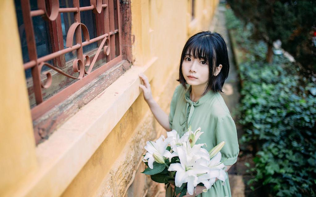 短发森系少女与百合