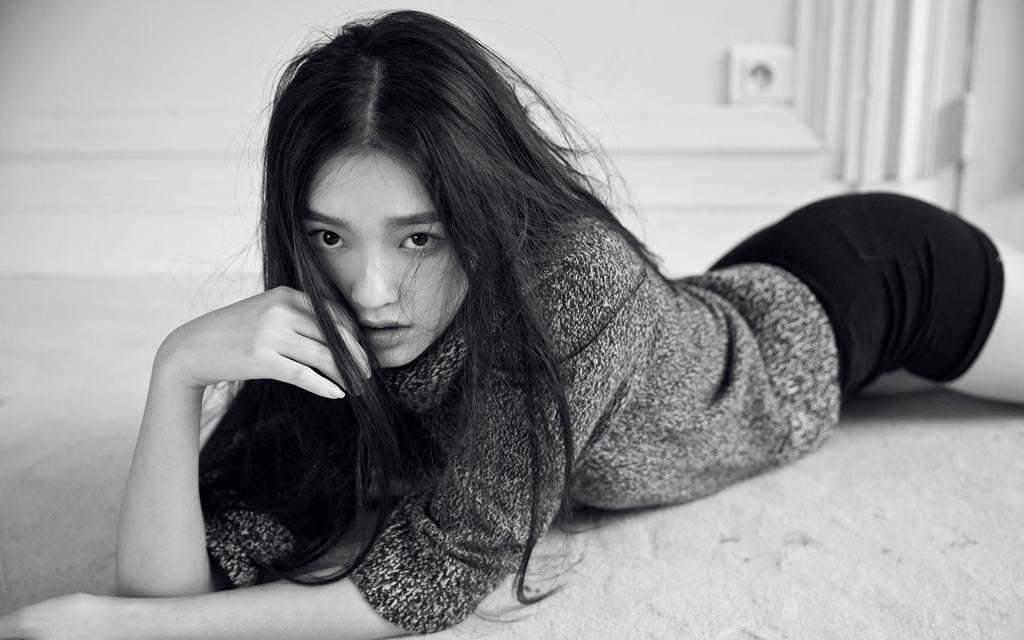 林允黑白色写真