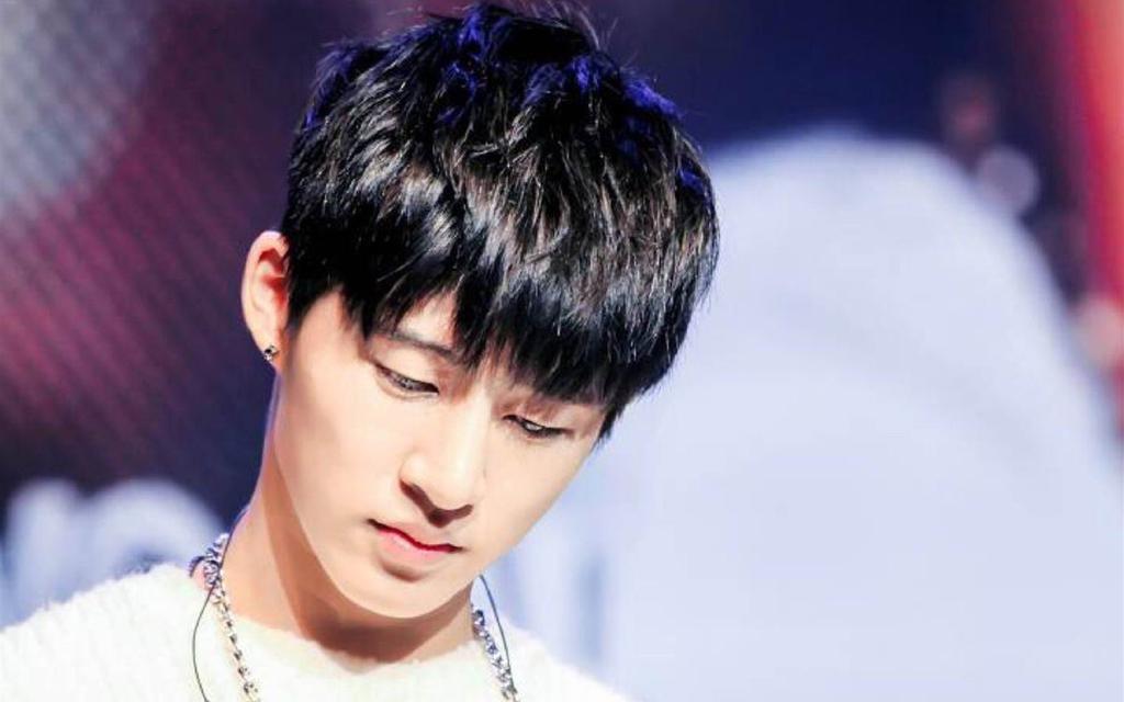 BI金韩彬帅气舞台照