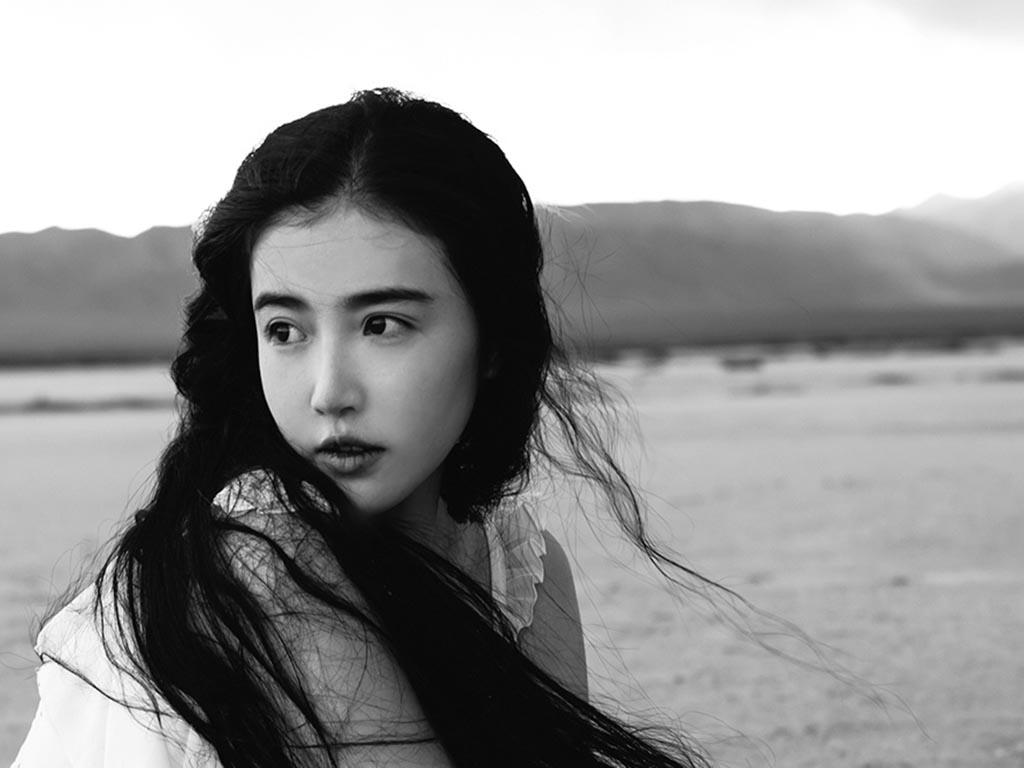 张辛苑黑白色唯美写真