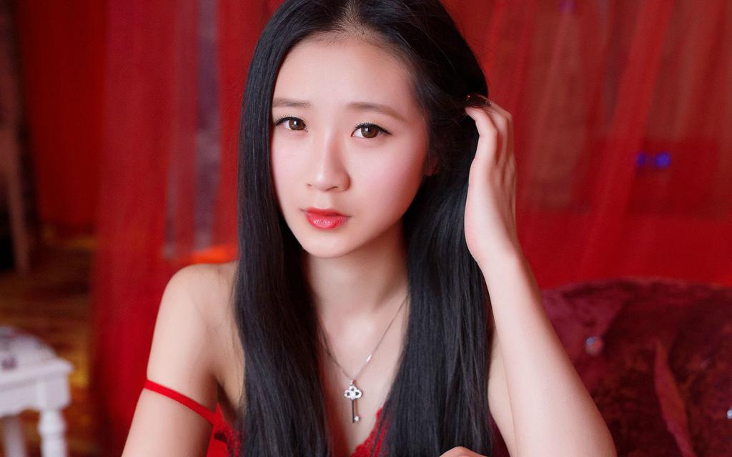 靖瑶Anne红色睡裙私房写真