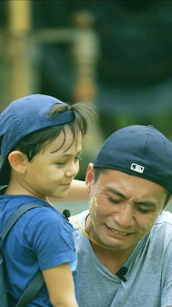 刘烨父子夏日温情剧照