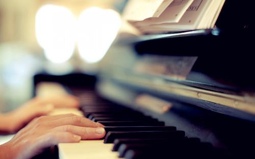 钢琴上的艺术家