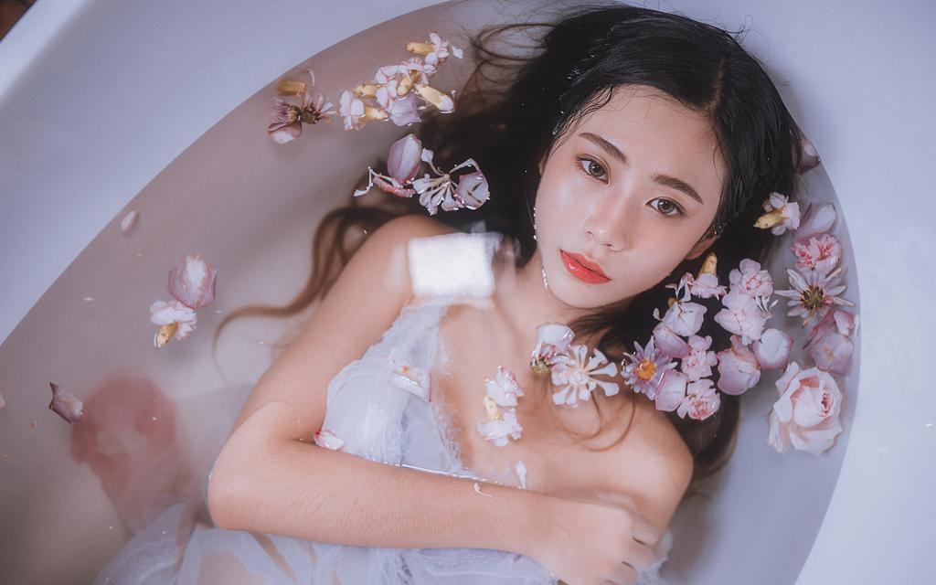 美女室内浴室湿身