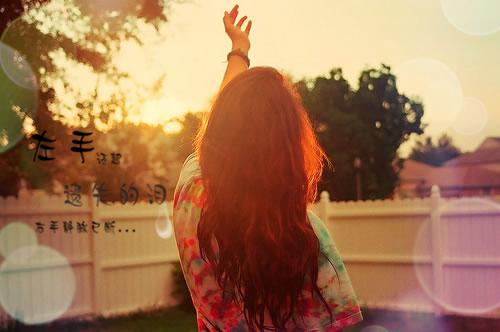 耀眼光芒下的女孩