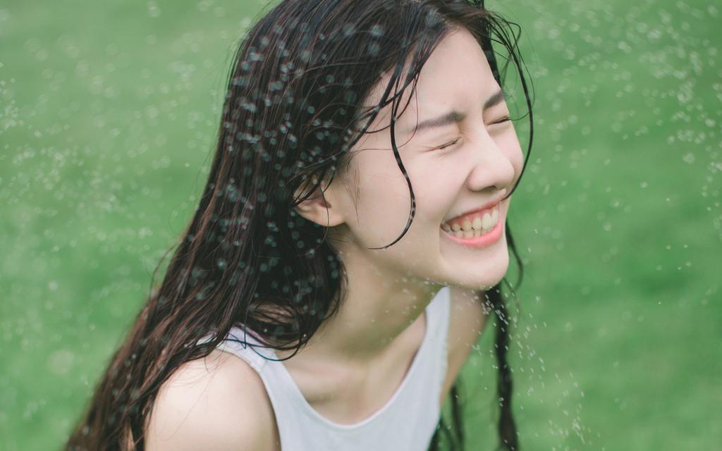 户外玩水的清纯美女