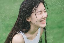 户外玩水的清纯美女