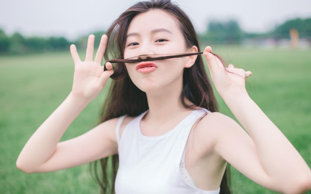 户外玩水的清纯美女