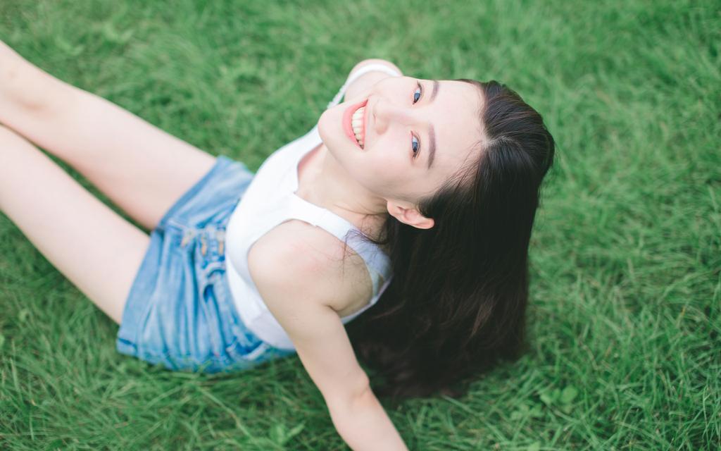 户外玩水的清纯美女