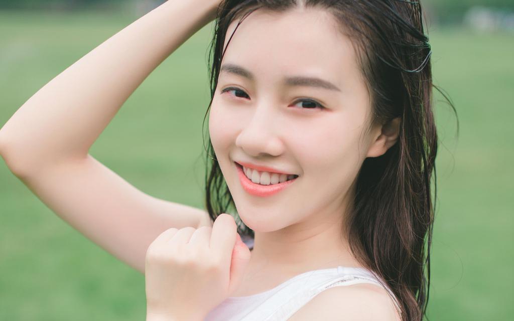 户外玩水的清纯美女