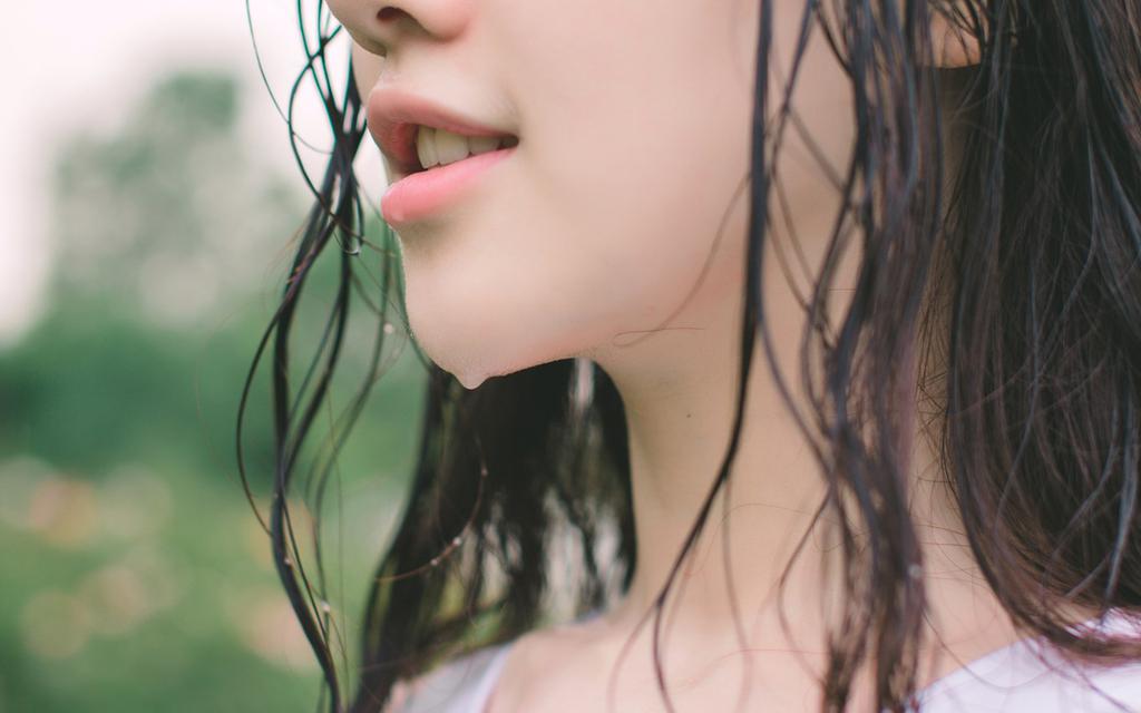 户外玩水的清纯美女